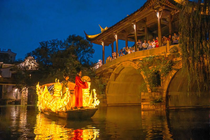 根据新能源发展贡献,桐乡濮院小巷子里爱情还有吗？2025实地探访与情感观察实录