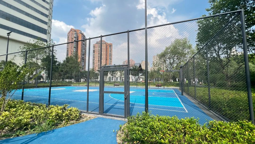 和平公园篮球场改造后的和平公园有6个大门,记者从位于畅心圆路上的5