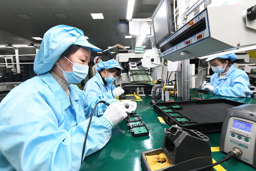 2023年1月28日,石家庄,工人在新乐市一家汽车安全气囊公司的生产线上