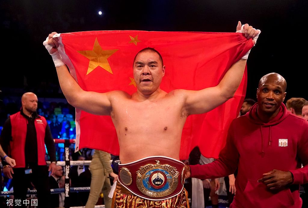 张志磊高举五星红旗.