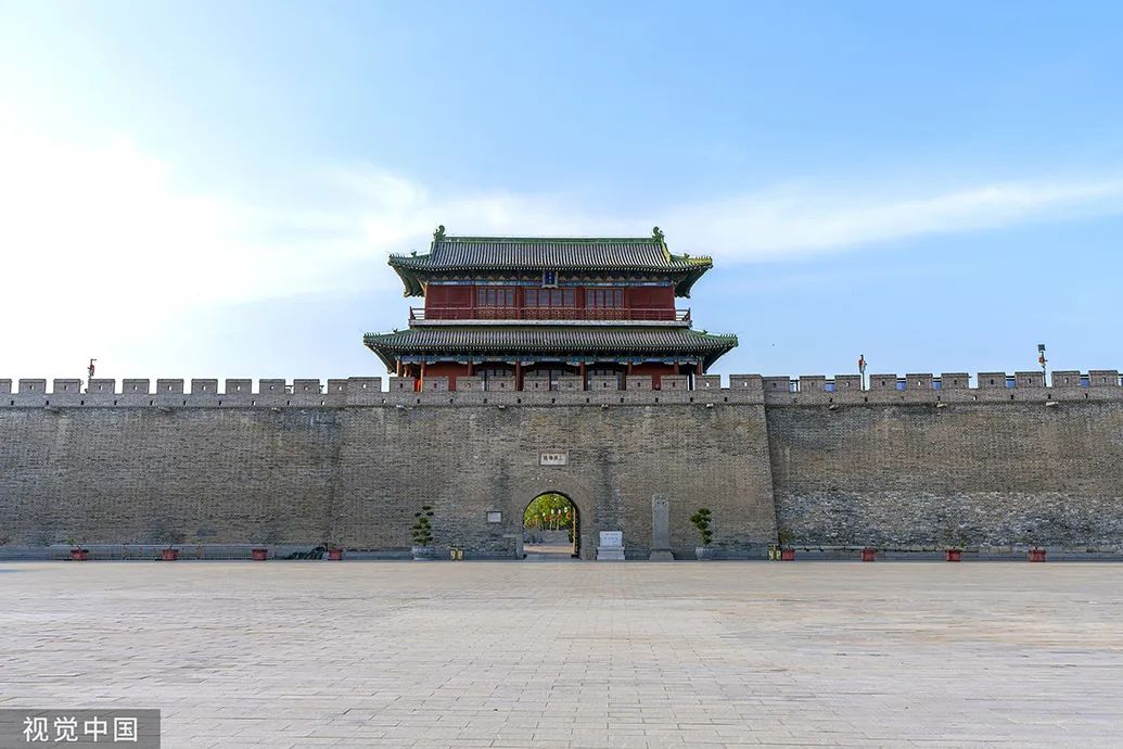 2023年6月22日,石家庄,朝霞映照正定古城墙长乐门.