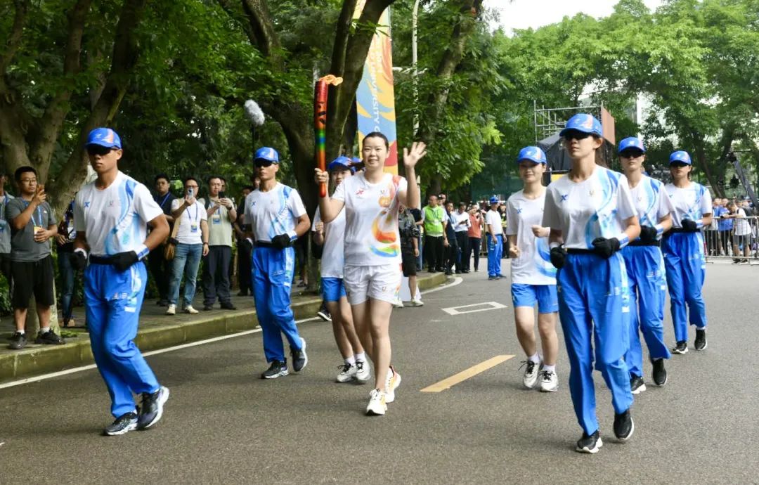 6月24日,重庆大学a区,火炬手李雪芮高举火炬昂首跑出会场,开始了重庆