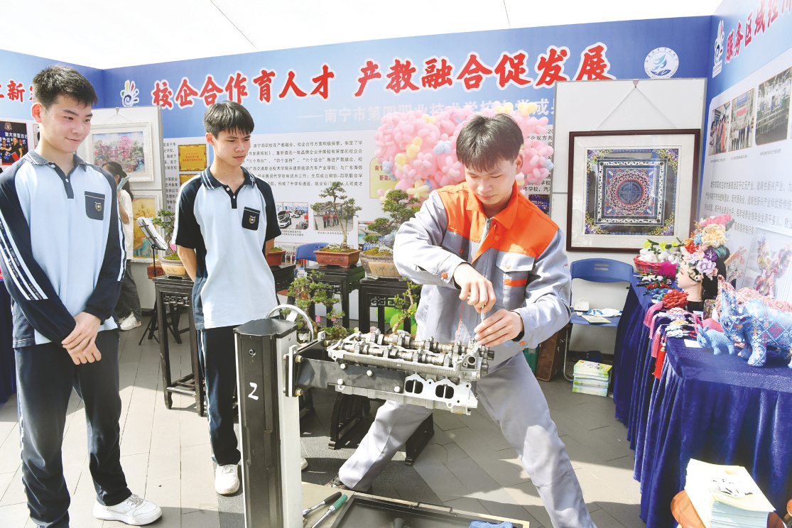 &nbsp;&nbsp;&nbsp;&nbsp;▲南宁市第四职业技术学校学生展示汽车修理