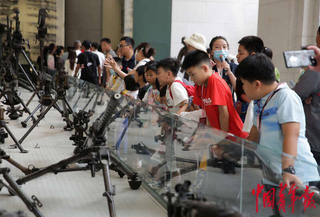 7月18日,北京,中国人民革命军事博物馆,小朋友们在轻武器装备展区参观