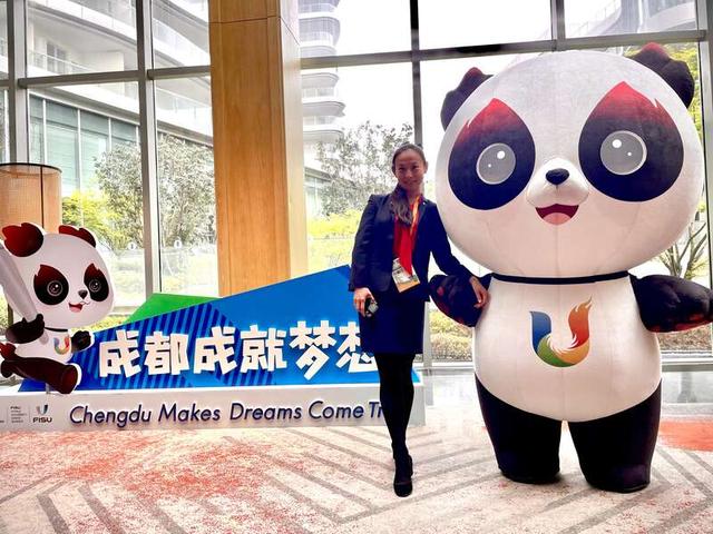 2023年3月,成都,赵晶与第31届世界大学生夏季运动会吉祥物 "蓉宝"合影