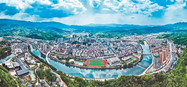 流经宁强县城的玉带河把美丽巴山小县装扮得多姿多彩.