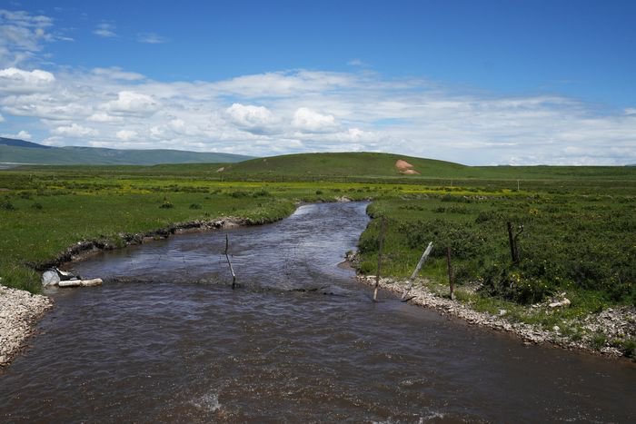 尕海湖的生态补水渠 李运恒 摄