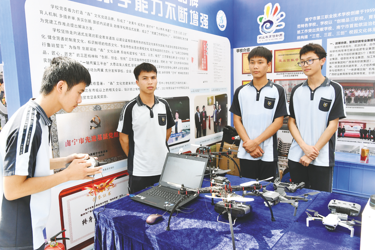 &nbsp;&nbsp;&nbsp;&nbsp;▲南宁市第三职业技术学校学生展示电脑模拟