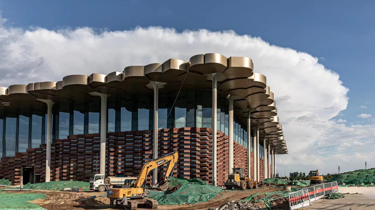 北京城市图书馆亮出外立面.张寅生 摄