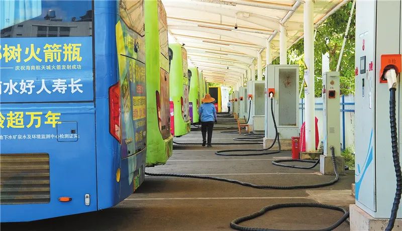 7月11日,在高铁城西公交充电站,新能源公交车正在充电.记者 杨忠凯 摄