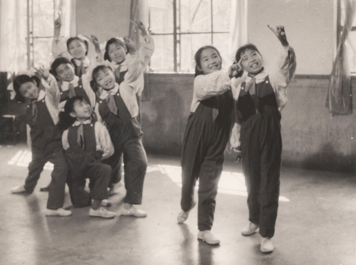 1970年代，蕃瓜弄新村的孩子们在排练舞蹈。