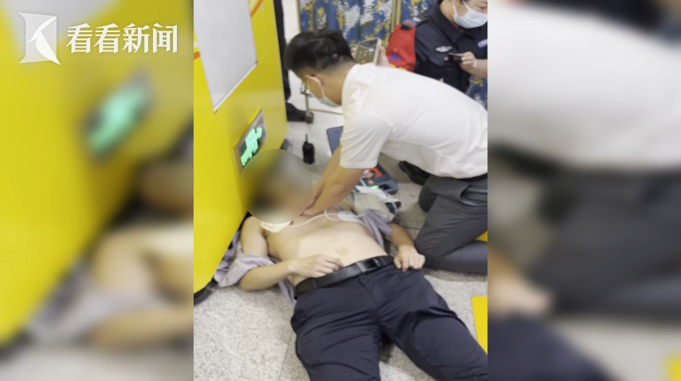 男子突然倒地 车站上演教科书式急救|急救_新浪新闻