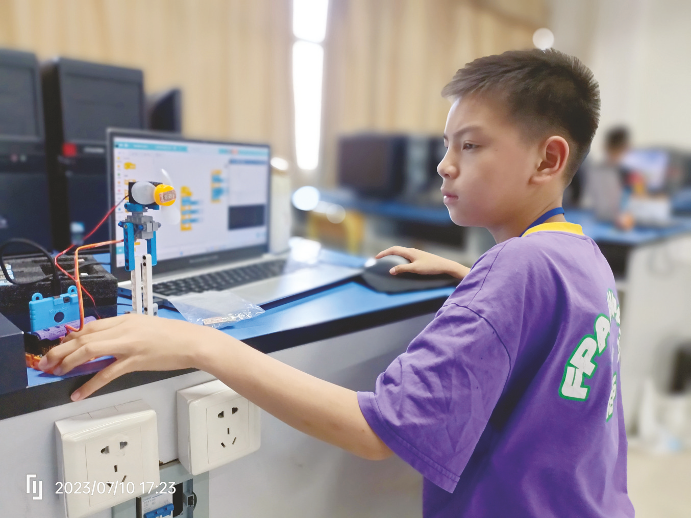 &nbsp;&nbsp;&nbsp;&nbsp;▲学生正在进行人工智能编程.