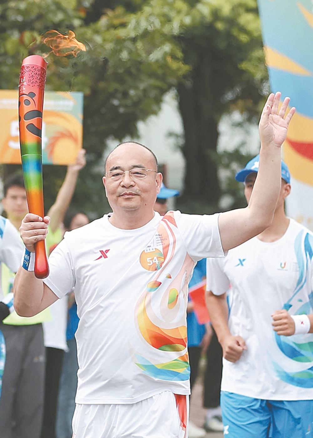 传递火炬 彰显税务人风采火炬手崔国