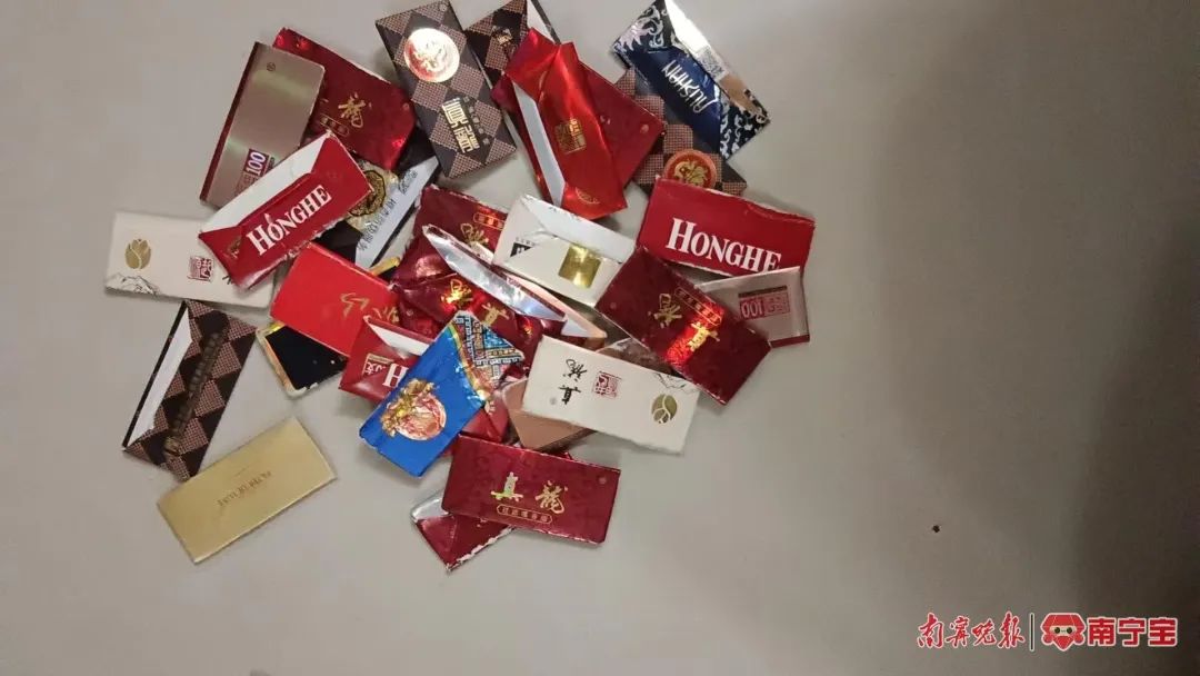 翻垃圾桶,问陌生人要烟盒......孩子沉迷"拍烟牌"引家长担忧|南宁市_