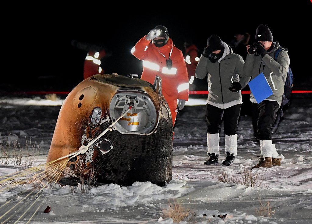 2020年12月17日,嫦娥五号返回器携带月球样品在内蒙古四子王旗预定