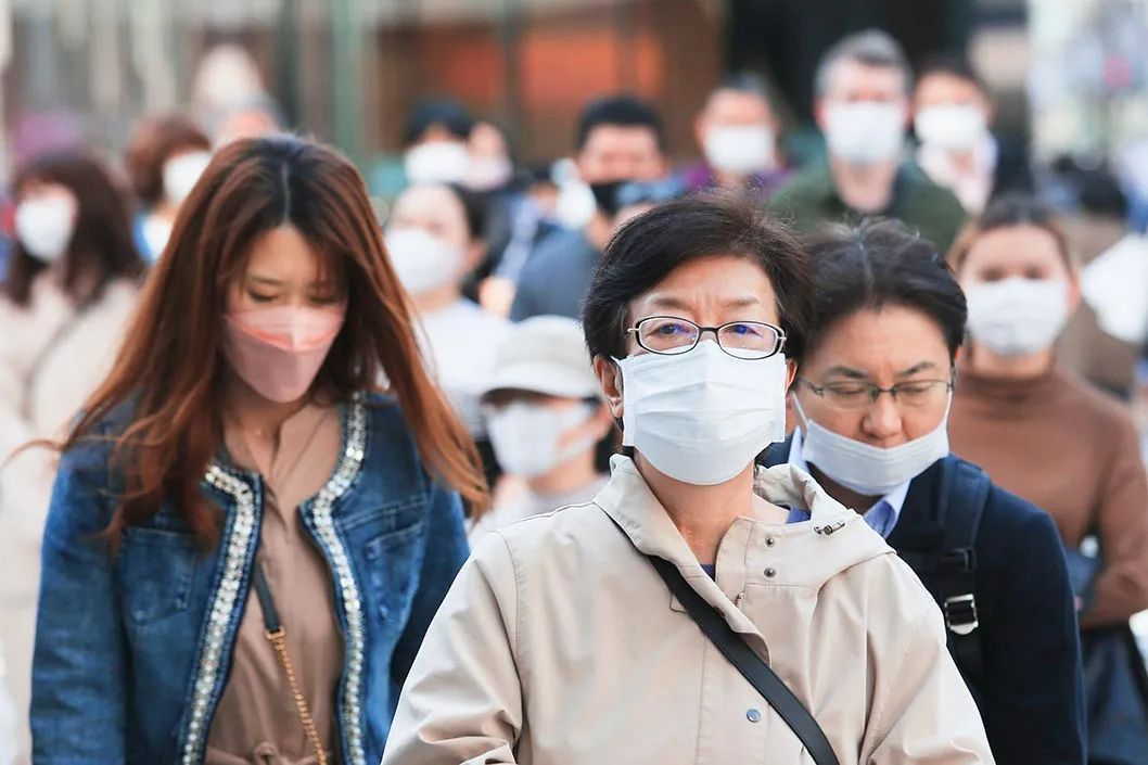 2022年3月14日,戴口罩的人们走在日本东京街头&nbsp; 新华社/美联