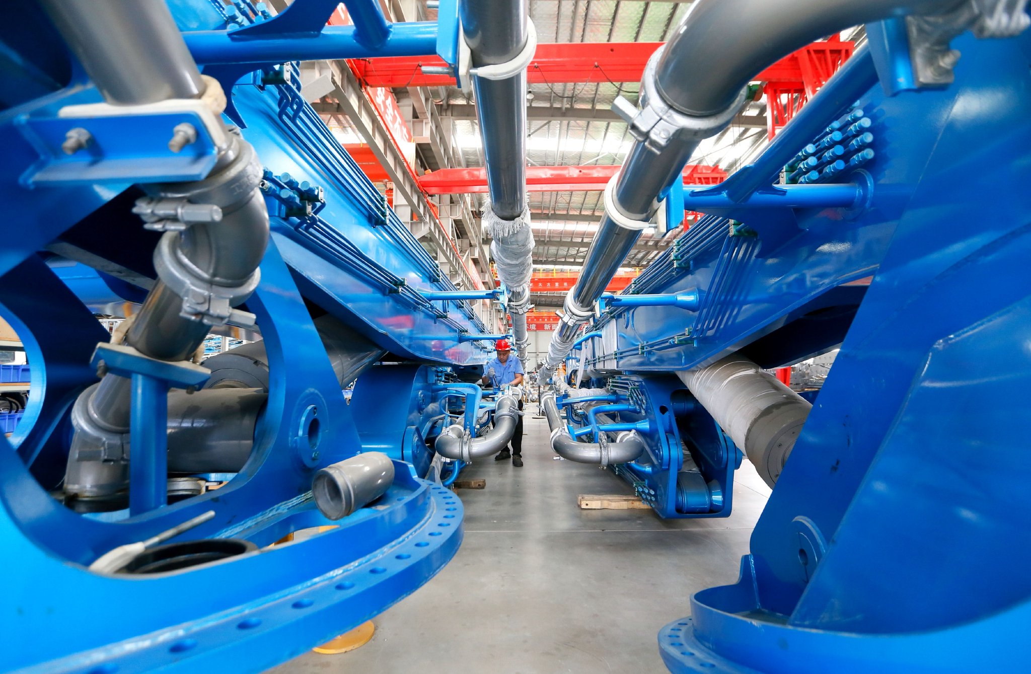 7月20日,青岛九合重工机械有限公司的员工在生产待出口的混凝土泵车臂