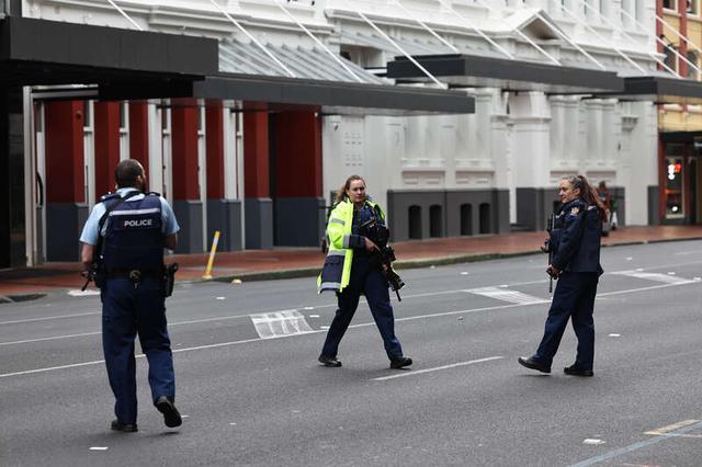 7月20日,新西兰奥克兰,三名警察在皇后大街周边道路执行警戒.