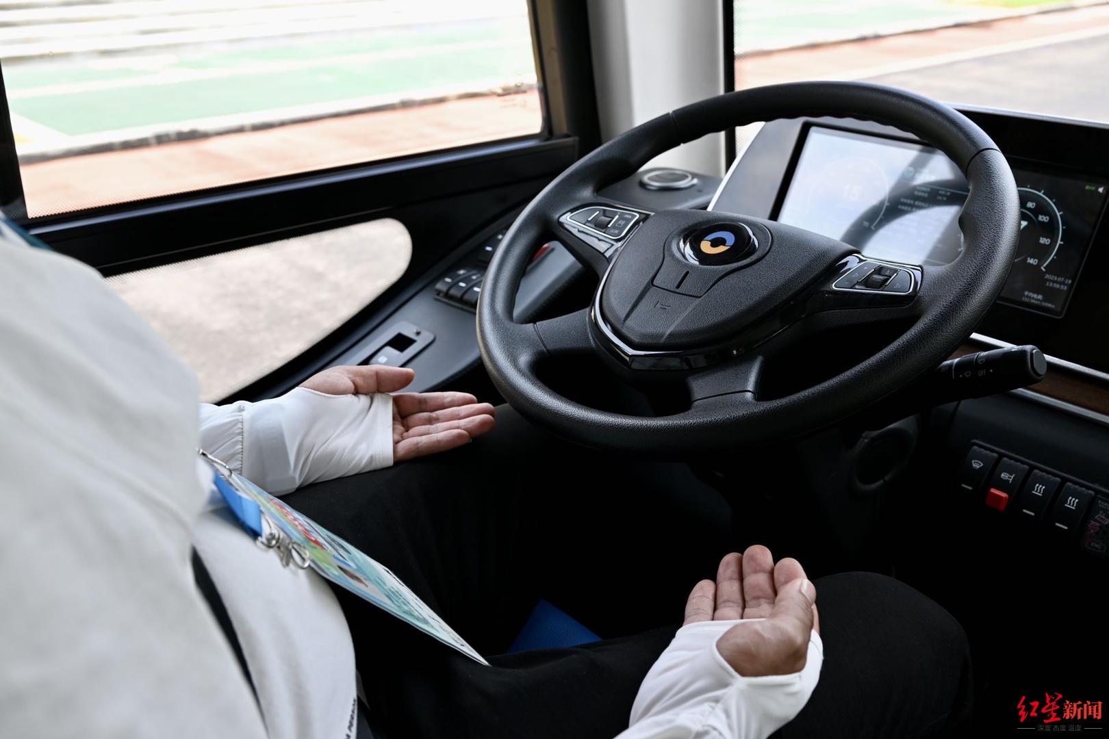 ↑自动驾驶过程中，安全员双手不会碰方向盘