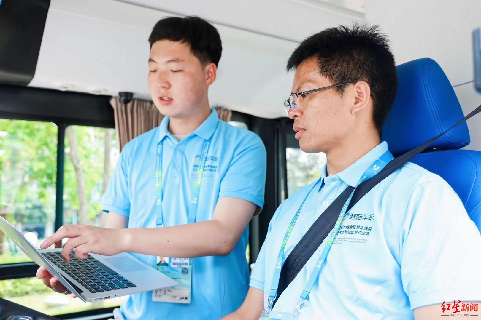 ↑工作中的高一凡（左）