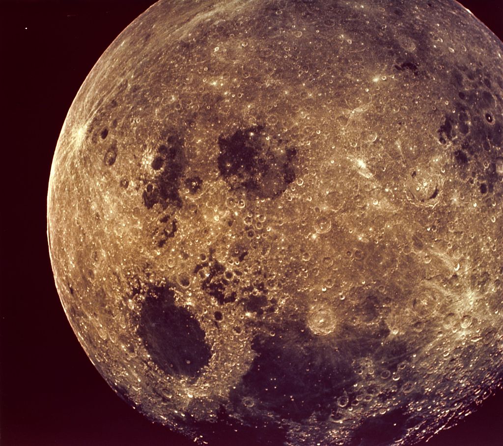 1969年,拍摄到的月球表面的坑.