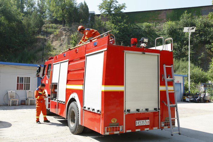 消防员迅速集合,快速登上消防车出发,抵达训练现场