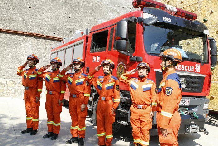 消防救援队员列队敬礼,一展雄凤.