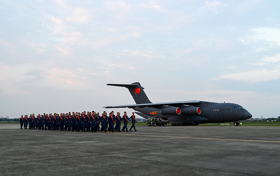 7月19日,空军在成都某军用机场隆重举行新飞行学员入校报到欢送仪式.