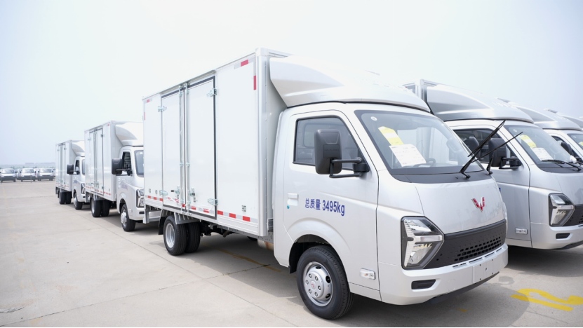 五菱龙卡厢式货车更大货柜更强动力创业致富推荐