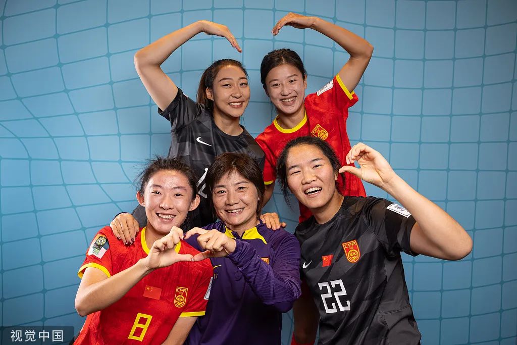 中国女足拍摄世界杯写真。