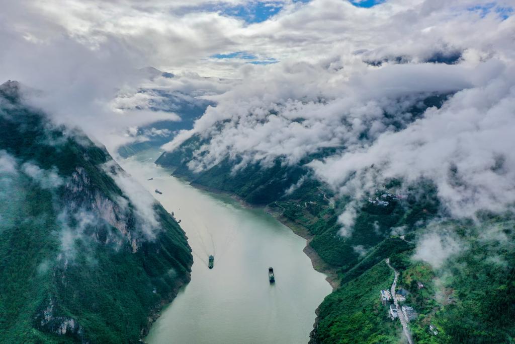 这是6月27日在重庆市巫山县拍摄的巫峡一带景色(无人机照片).