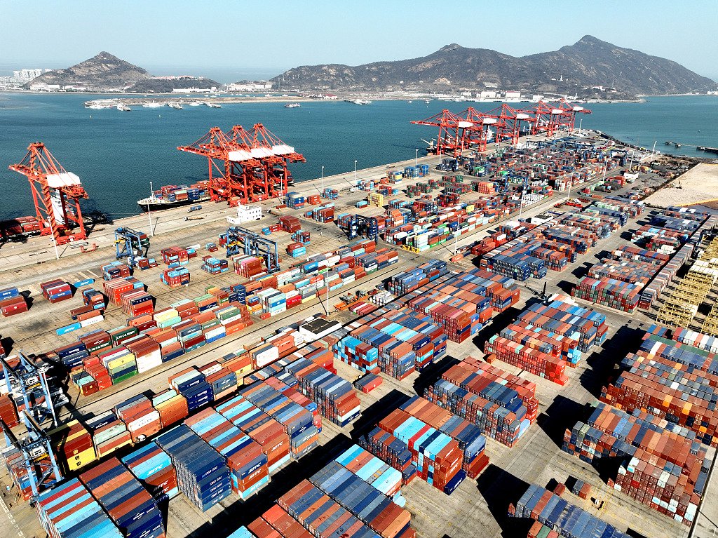 2023年1月27日,江苏连云港一集装箱码头,航拍进行中的装卸作业.