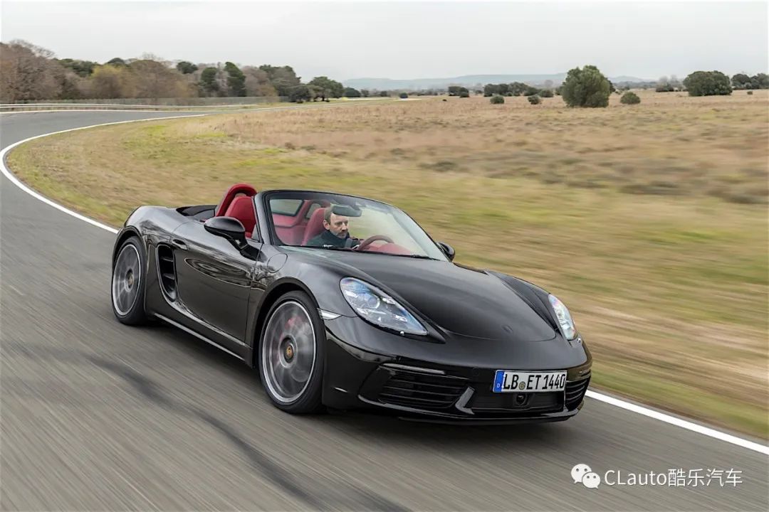全新718 boxster配备了两款新的水平对置四缸涡轮增压发动机,排量分别