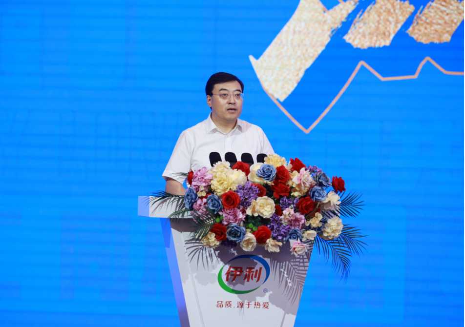 伊利集团董事长兼总裁潘刚出席峰会并致辞