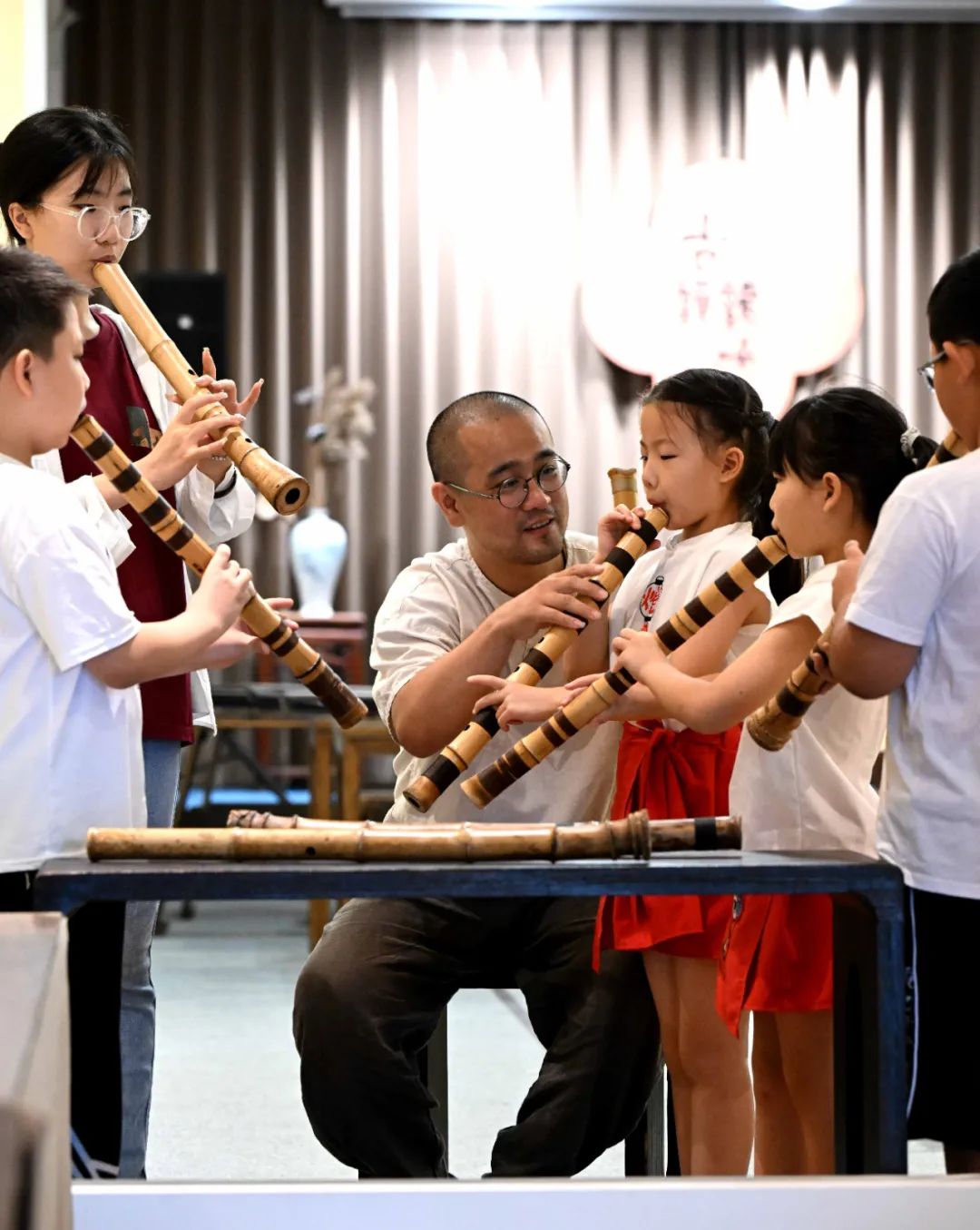 7月20日,小朋友在石家庄桥西区一家古琴馆学习传统乐器尺八.