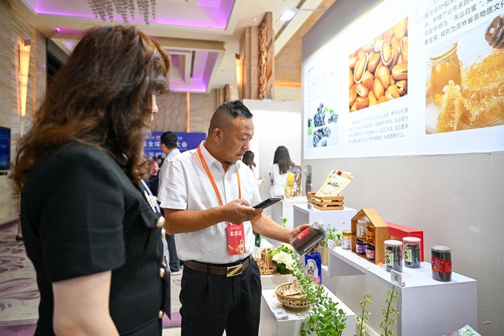 7月20日，参会嘉宾在第八届全球吉商大会上参观吉林特色商品。新华社记者 颜麟蕴 摄