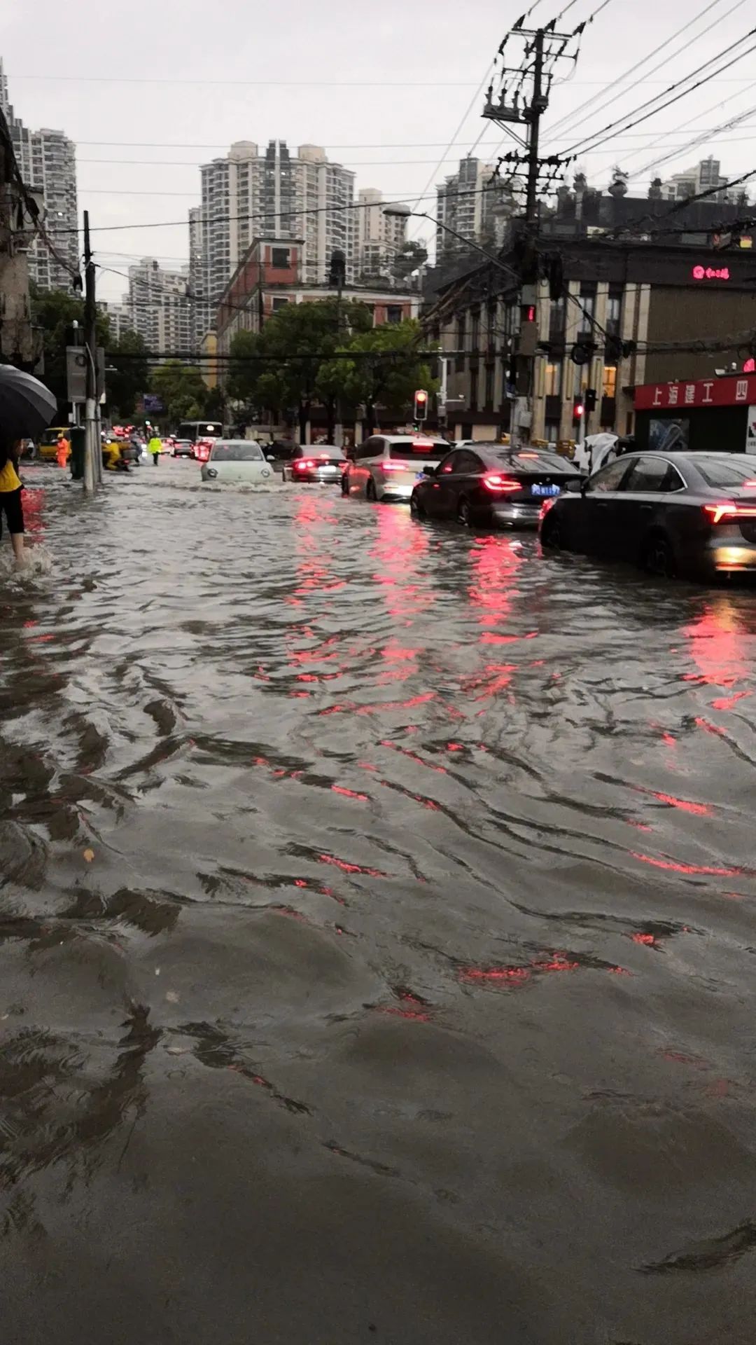 "上海暴雨"冲上热搜,这些地方积水明显!高温明日重返