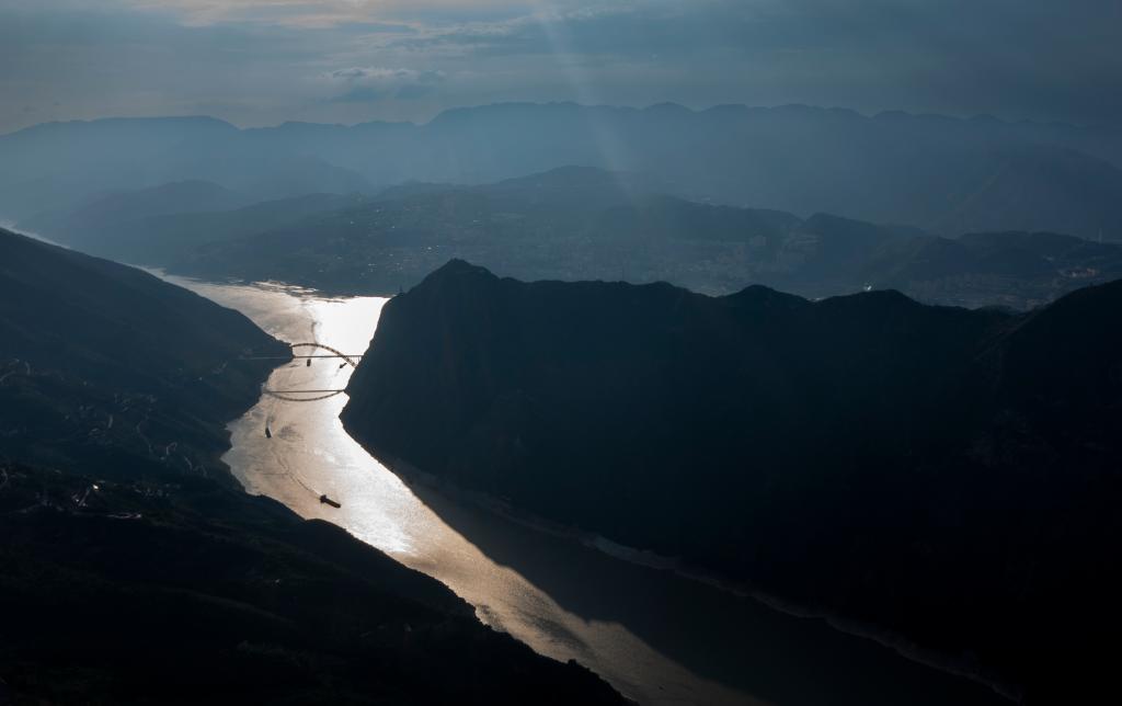 这是7月6日在重庆市巫山县拍摄的巫峡口夜景.