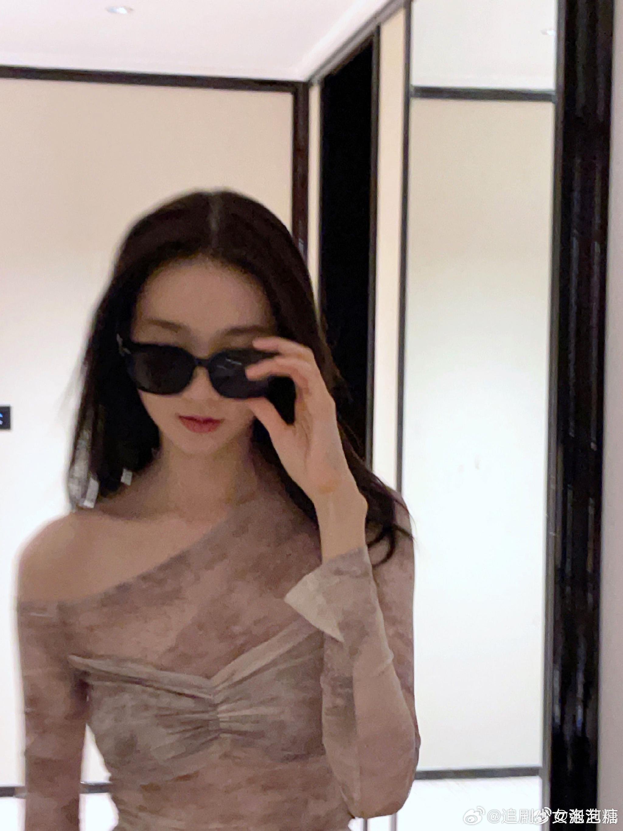 张艺凡夏日随手拍库存照来了 是风格百变的美女凡凡……|张艺凡_新浪新闻