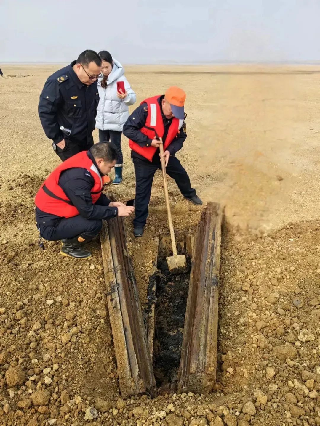 专家对古遗址进行保护性挖掘。图片来源：平安沅江微信公众号