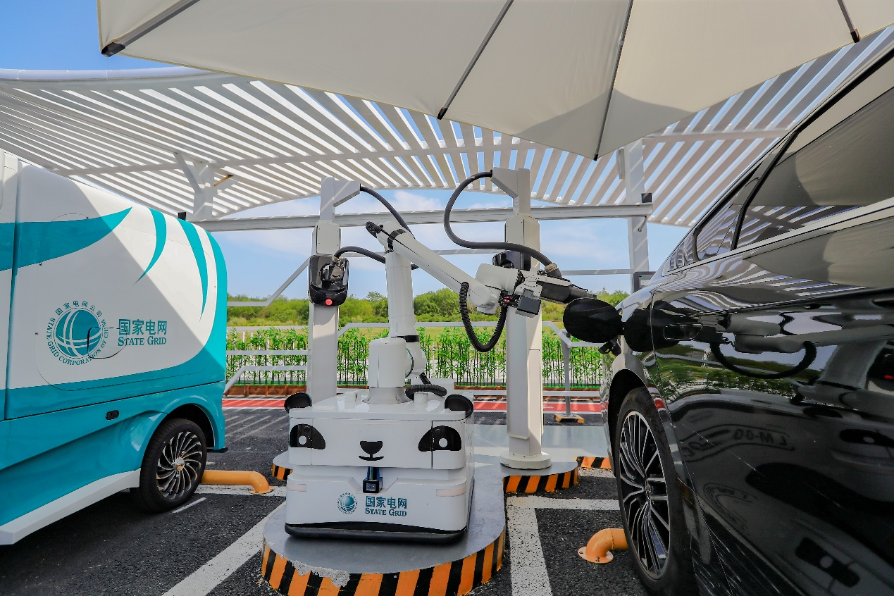 天津滨海于家堡双碳创新充电站自动充电机器人开展工作