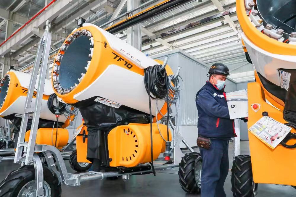 张家口产业园区厂房内的造雪车.