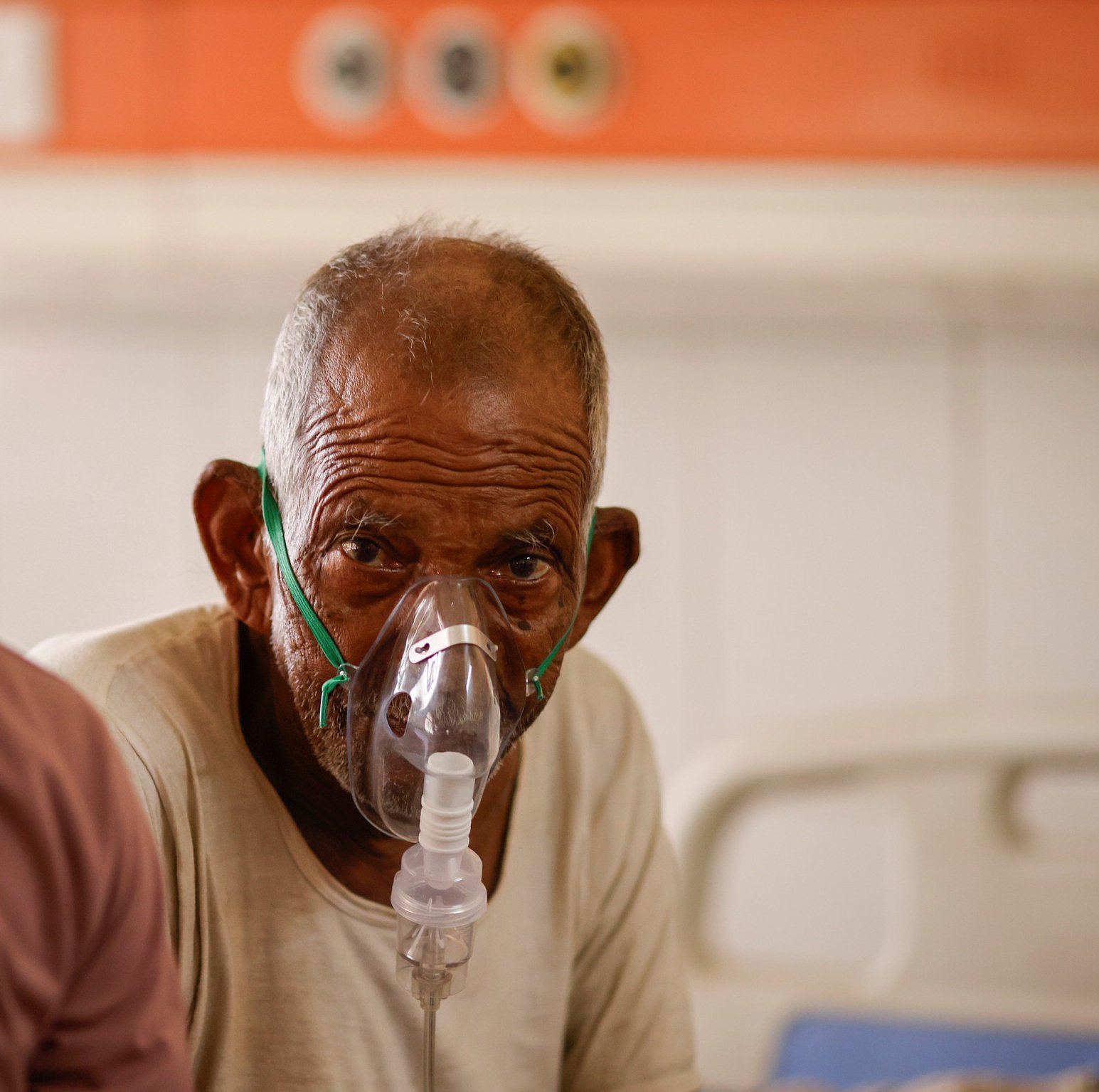 印度北方邦伯利亚区遭遇高温天气,老人因呼吸困难住院治疗