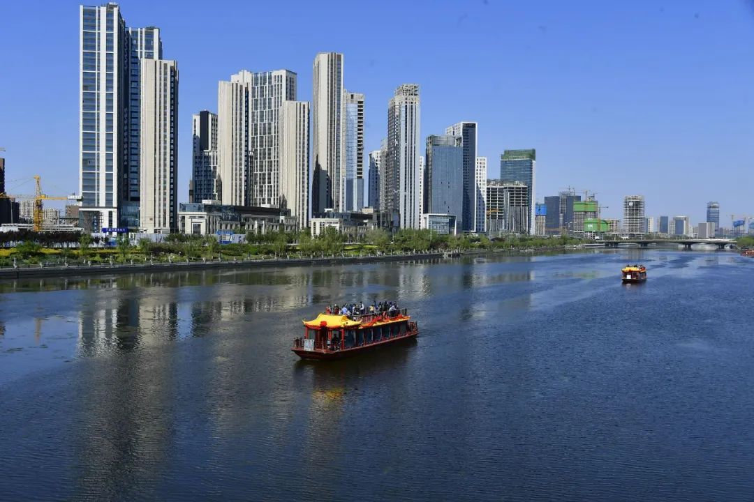 游船驶过位于北京通州区的运河商务区.图/新华社