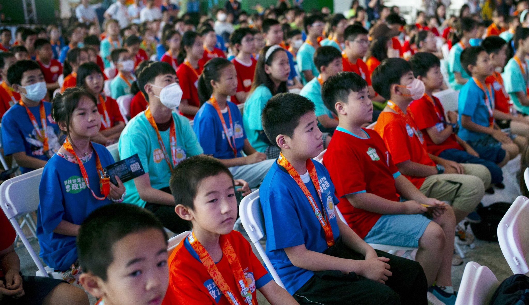 68图为学生们在认真听课