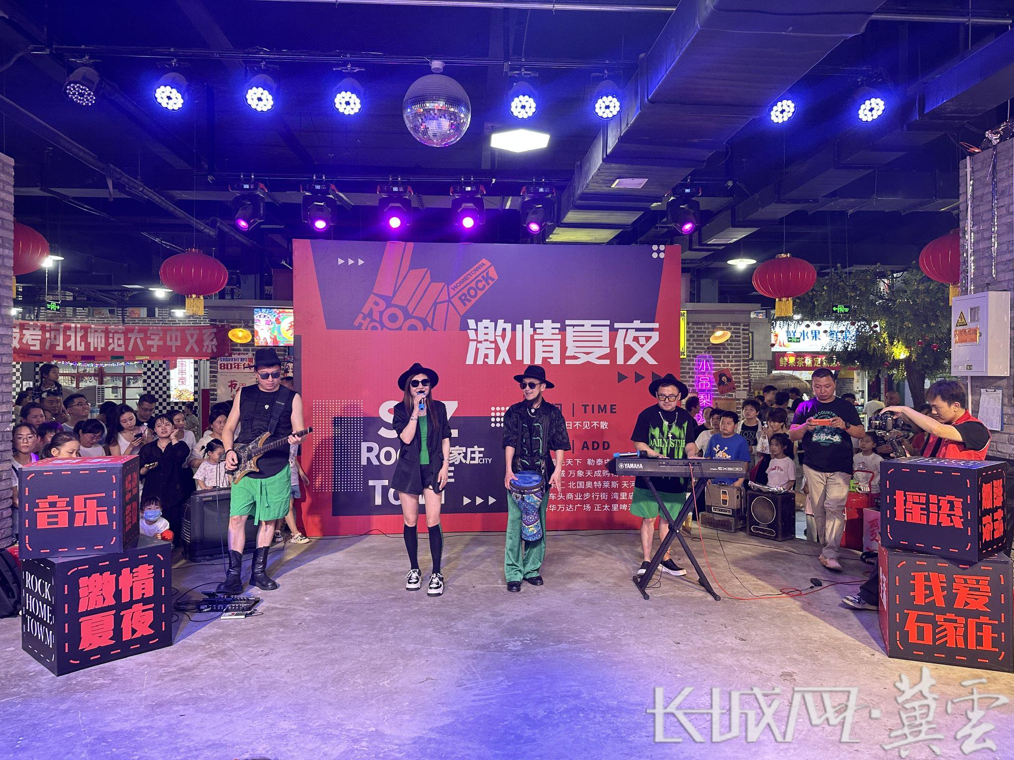 在正太里啤酒花园,winner乐队激情开唱.