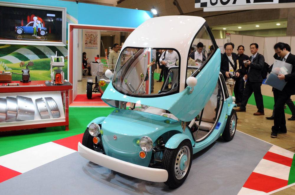 2012年6月14日,在日本东京,人们观看丰田公司展示的游乐场专用电动车.