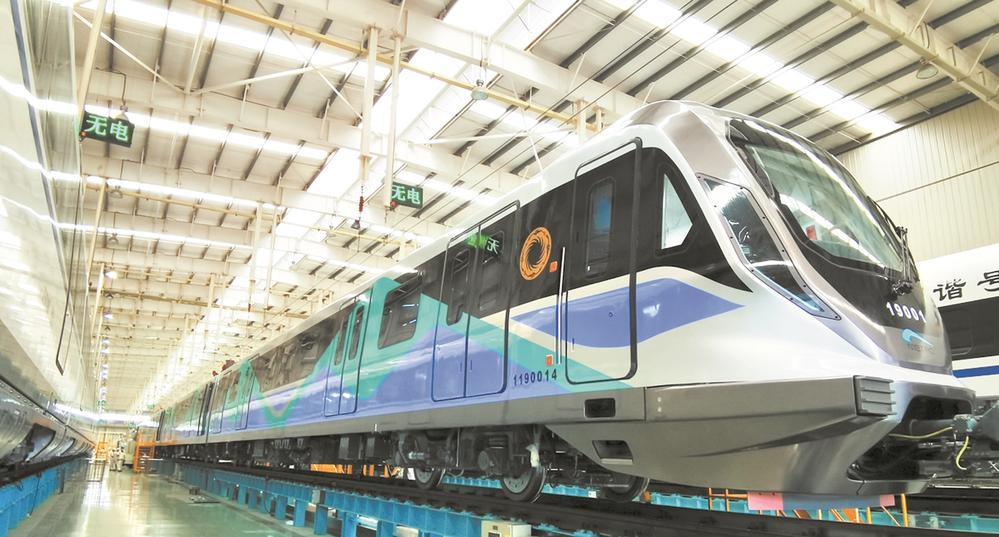 成都轨道交通19号线二期首列列车 本报资料图片