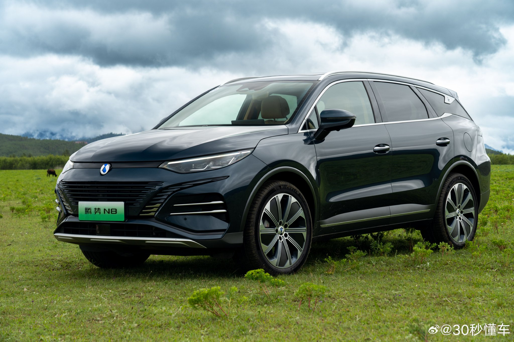近日30秒编辑去试驾了腾势n8先简单说一下感受云辇c加持